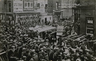 In Petticoat Lane, London, am Sonntagmorgen von English Photographer